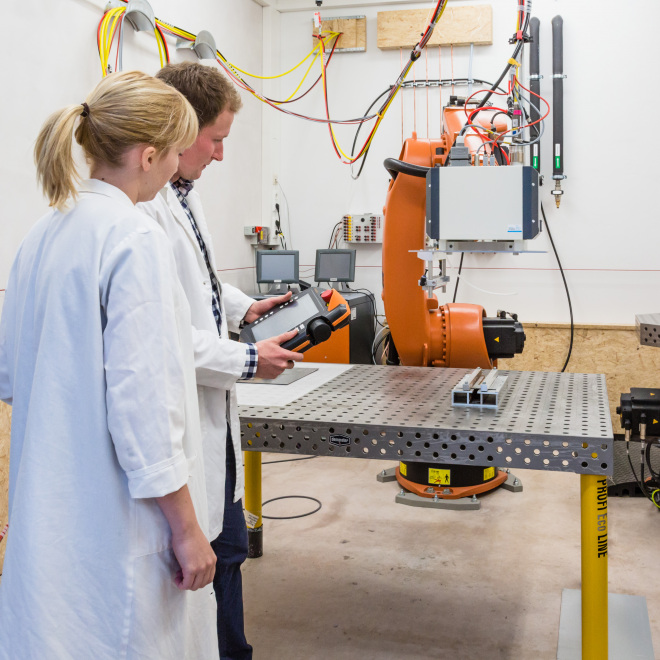 FTI Förderung von Forschungs-, Technologie- und Innovationsprojekten (im Bild: Forscher am Industrieroboter)