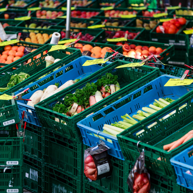 Investitionen zur Verarbeitung und Vermarktung landwirtschaftlicher Erzeugnisse (IVV Teil A) (im Bild: Obst und Gemüse an einem Marktstand)