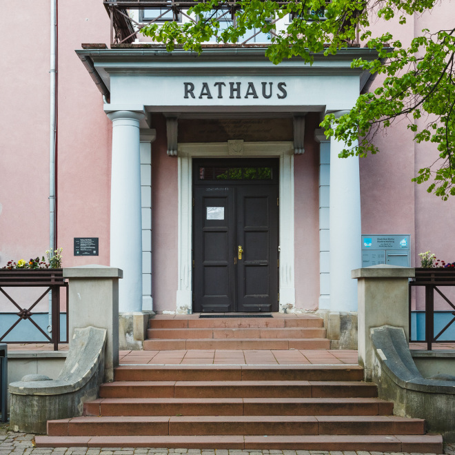 Klima Invest (im Bild: Eingang des Rathauses in Bad Berka)