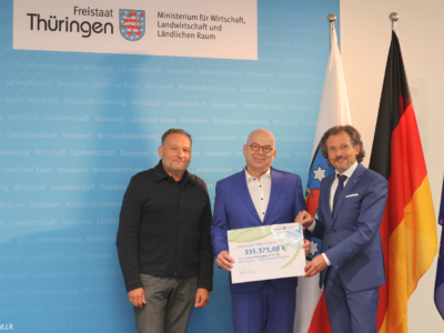 Land fördert ITnet Thüringen (im Bild Scheckübergabe) Das Land Thüringen fördert den ITnet Thüringen e. V. mit rund 335.000 Euro. Im Bild erfolgt die Übergabe des Förderbescheids über rund 335.000 Euro aus Mitteln der Gemeinschaftaufgabe „Verbesserung der regionalen Wirtschaftsstruktur“ (GRW) durch Thüringens Wirtschaftsstaatssekretär Mario Suckert.