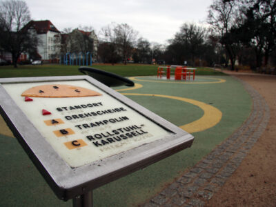 Braille-Beschriftungen an einem barrierefreien Spielplatz in Erfurt