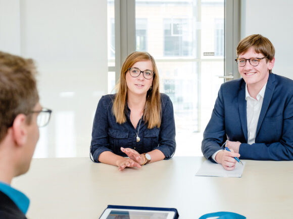 Beratungssituation zwei Personen in einer Beratungssituation
