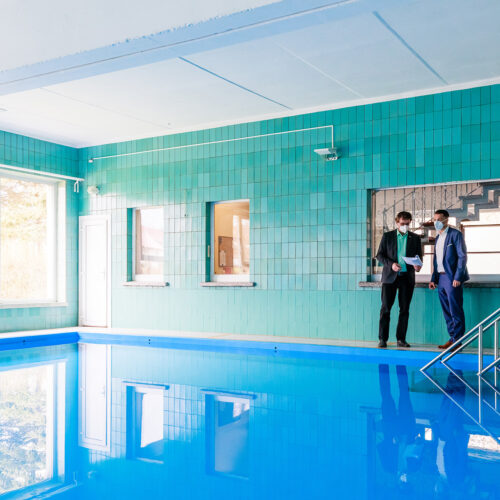 Andreas Fernkorn und Daniel Schmidt besichtigen das Hallenbad in Dingelstädt.