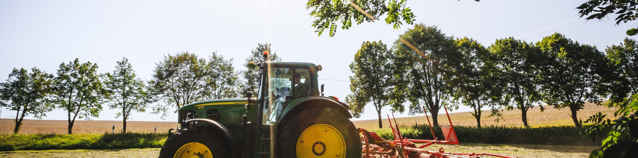 Ein Traktor fährt über das Feld.