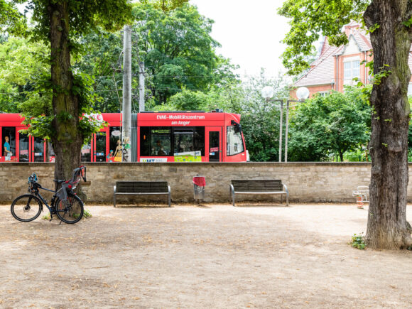 Straßenbahn Eine Straßenbahn fährt durch Erfurt
