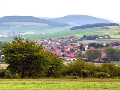 Blick auf ein kleines Dorf im ländlichen Raum