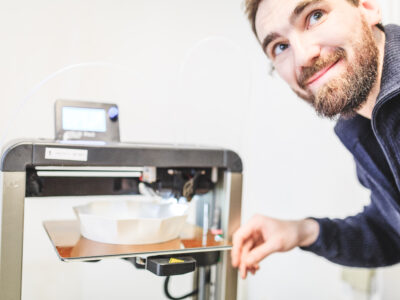 ThüringenKredit Ein junger Unternehmer am 3D-Drucker