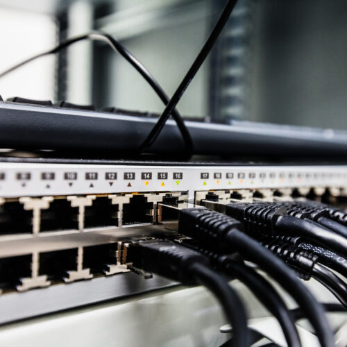 Kabel laufen in einen Router