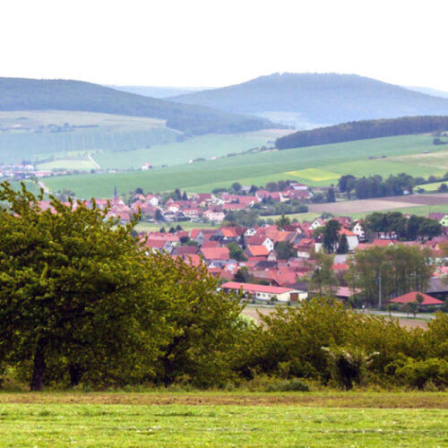 Blick auf ein kleines Dorf im ländlichen Raum