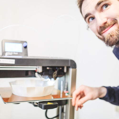 Ein junger Unternehmer am 3D-Drucker