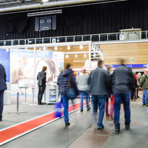 Messestand mit Menschen