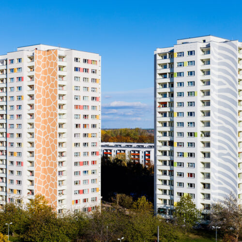 zwei mehrstöckige Wohnhäuser