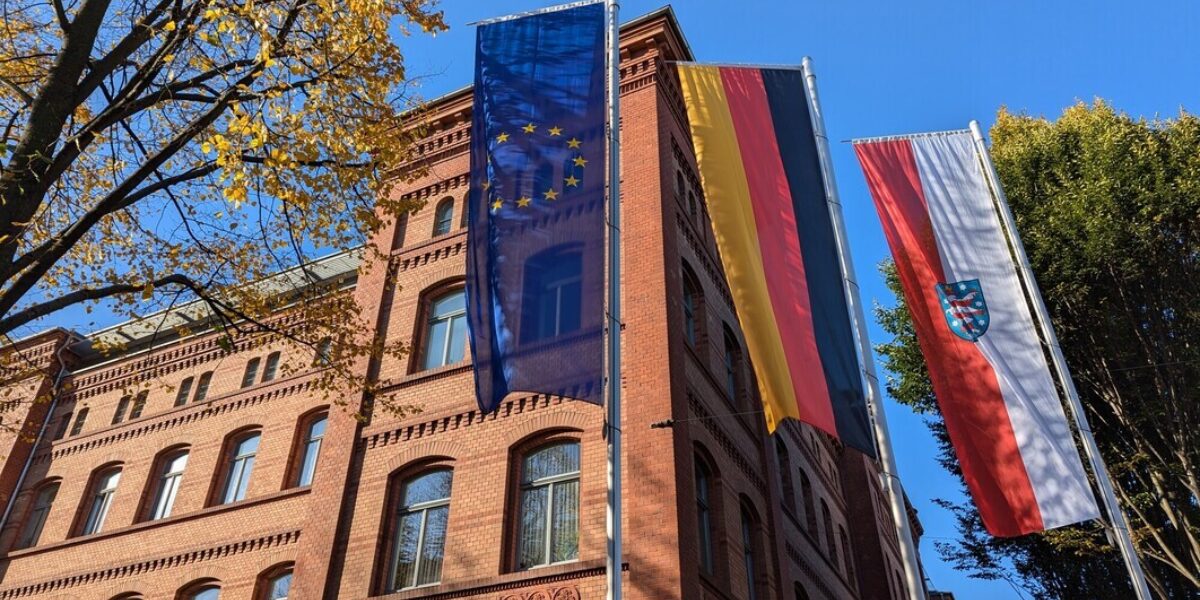 Flaggenmasten vor der TAB Drei Flaggen wehen vor dem Gebäude der Thüringer Aufbaubank in Erfurt.
