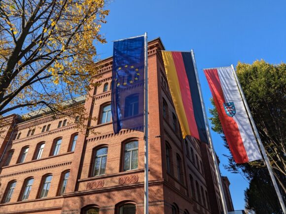 Flaggenmasten vor der TAB Drei Flaggen wehen vor dem Gebäude der Thüringer Aufbaubank in Erfurt.