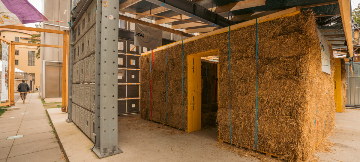 Ein Musterprojekt im lastabtragenden Strohballenbau wird aufgebaut. Kernstück des Projektes ist die Verwendung von großen Quader-Strohballen als Wandbaumaterial, das direkt von Bauern aus der Region bezogen wird.
