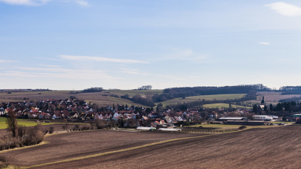 Förderaufruf: Digitale Projekte für Kommunen im Rahmen der Dorfentwicklung (im Bild: ein Dorf in Thüringen, umgeben von Feldern)