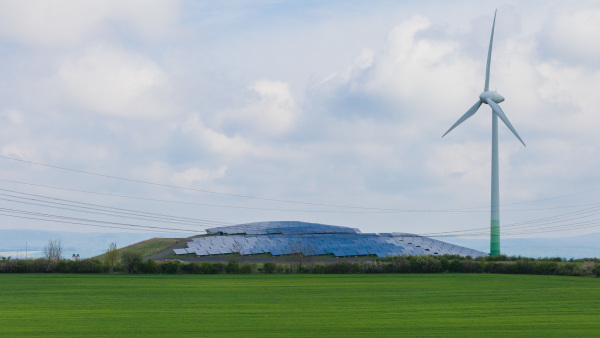 Nachhaltige Energie- und Ressourcenverwendung - RIS 3 Thüringen Spezialisierungsfeld (Im Bild: Windrad, Solaranlage, Rapsfeld)