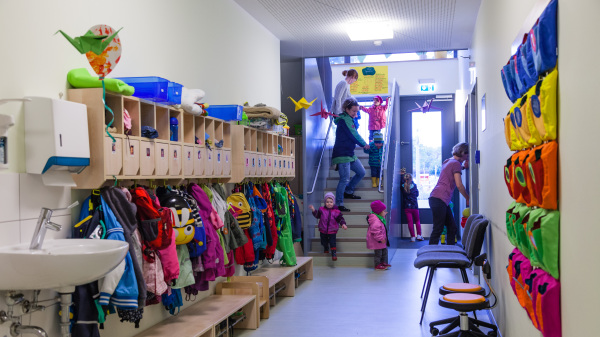 Förderung für soziale Infrastruktur in Thüringen (im Bild: Garderobe in einem Kindergarten mit vielen bunten Kindersachen)