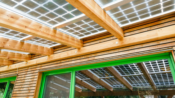 Solar Invest Thüringen (im Bild: ein Vordach eines Einfamilienhauses mit Solarmodulen)