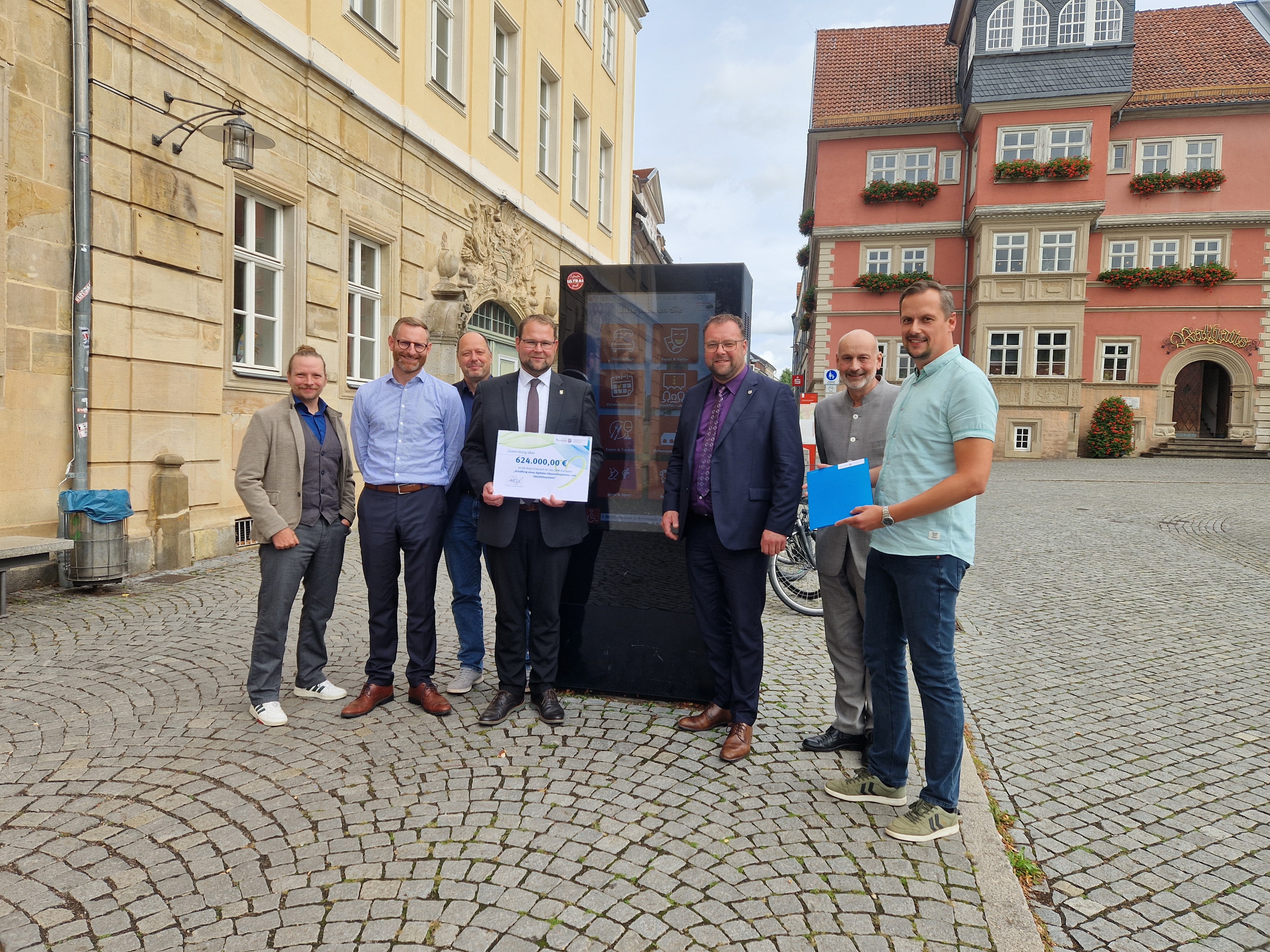 Land unterstützt Aufbau eines neuen Gästeinformationssystems in Eisenach: Staatssekretär Marcus Malsch übergibt Förderbescheid