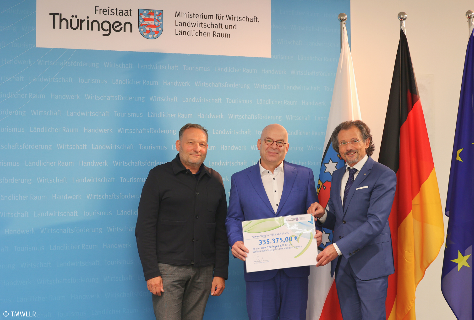 Das Land Thüringen fördert den ITnet Thüringen e. V. mit rund 335.000 Euro. Im Bild erfolgt die Übergabe des Förderbescheids über rund 335.000 Euro aus Mitteln der Gemeinschaftaufgabe „Verbesserung der regionalen Wirtschaftsstruktur“ (GRW) durch Thüringens Wirtschaftsstaatssekretär Mario Suckert.