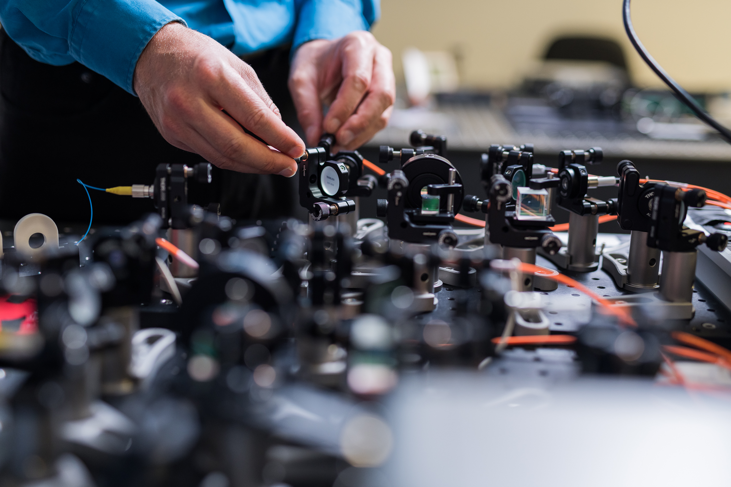 Das Bild zeigt einen Aufbau bei der Firma Quantum Optics.