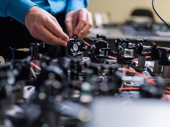 Das Bild zeigt einen Aufbau bei der Firma Quantum Optics.