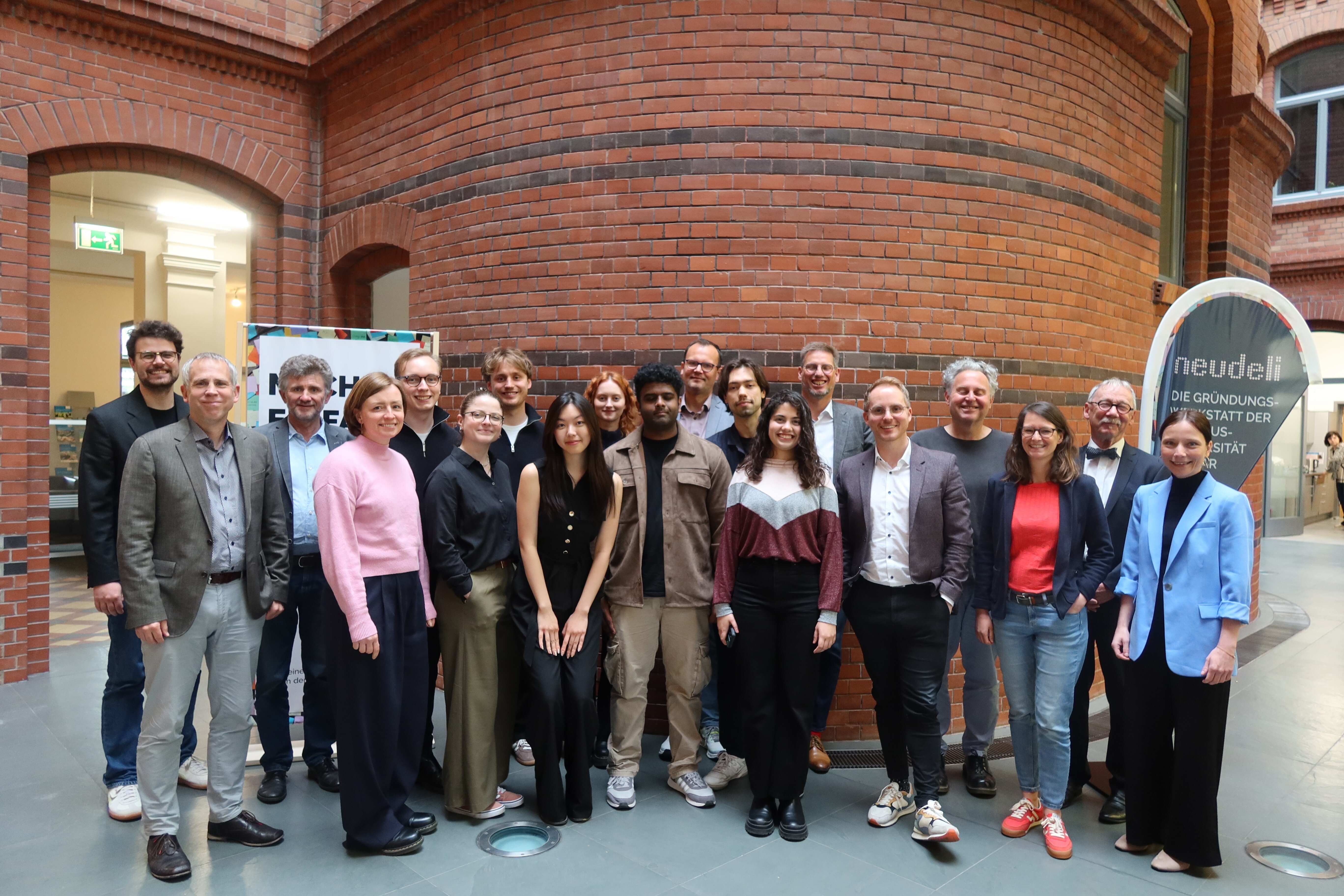 Neudeli 2025 Die Gründungswerkstatt neudeli der Bauhaus-Universität Weimar hat erneut vielversprechende Gründungsideen ausgezeichnet. Sechs Teams und Einzelgründungen konnten sich in der 21. Runde des Startup-Programms neudeli Fellowship gegen starke Konkurrenz durchsetzen und starten mit Rückenwind in die nächste Phase ihrer Projekte.