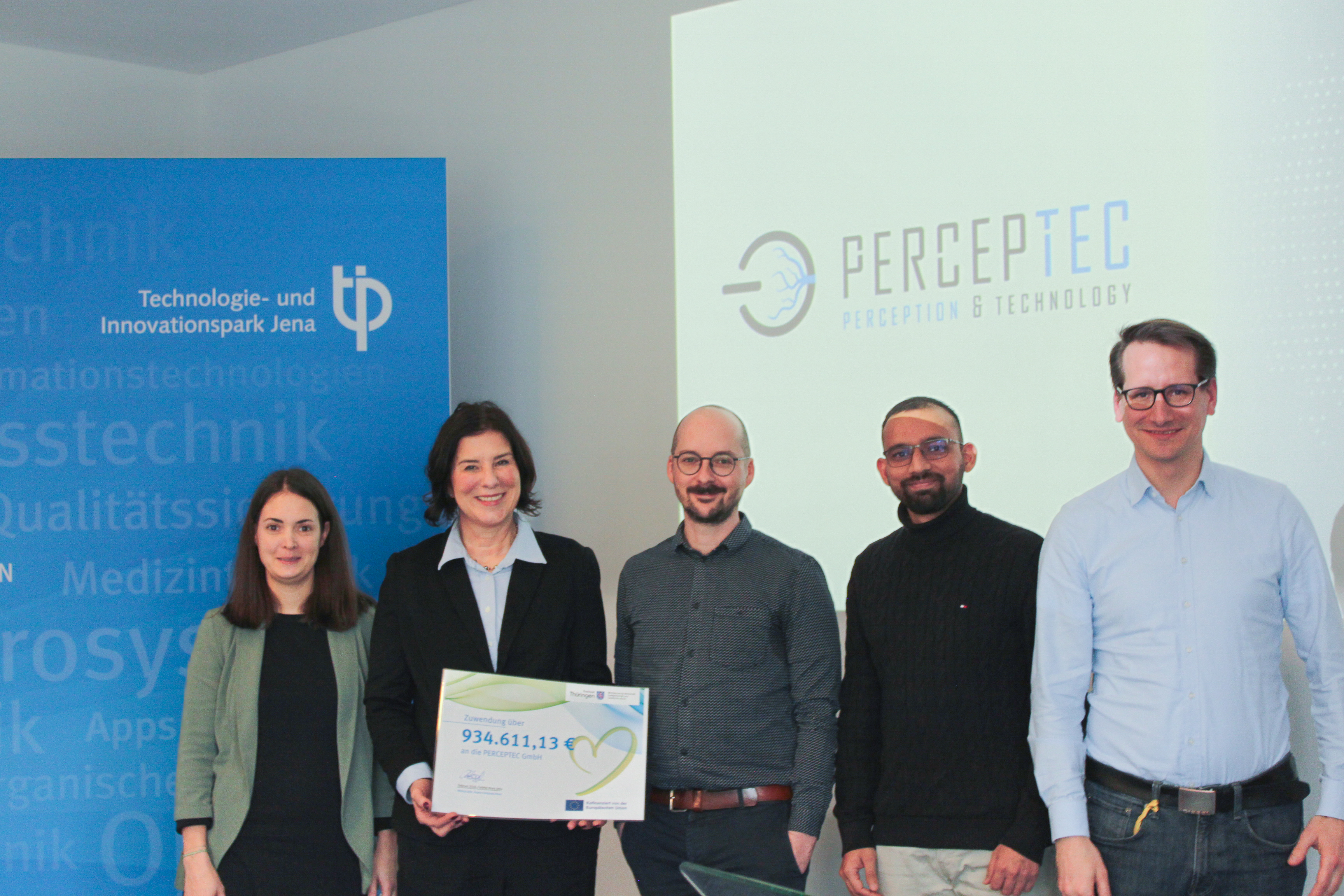 Rückenwind für ein MedTech-Startup aus Thüringen: Wirtschaftsministerin Colette Boos-John hat der Jenaer Perceptec GmbH bei einem Unternehmensbesuch einen Förderbescheid über gut 930.000 Euro aus EU- und Landesmitteln übergeben. Unterstützt wird damit ein Forschungsprojekt zur automatisierten Bestimmung von Fehlsichtigkeiten.