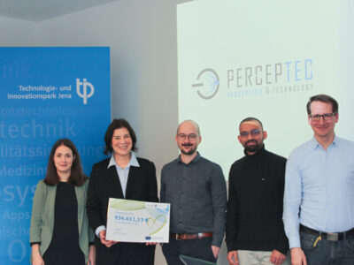 Rückenwind für ein MedTech-Startup aus Thüringen: Wirtschaftsministerin Colette Boos-John hat der Jenaer Perceptec GmbH bei einem Unternehmensbesuch einen Förderbescheid über gut 930.000 Euro aus EU- und Landesmitteln übergeben. Unterstützt wird damit ein Forschungsprojekt zur automatisierten Bestimmung von Fehlsichtigkeiten.
