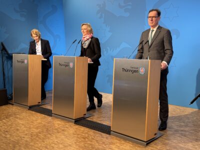 Das kommunale Investitionsprogramm wurde auf der Regierungsmedienkonferenz am Dienstag, dem 3. Februar 2026, durch Finanzministerin Katja Wolf und unseren TAB-Vorstandsvorsitzenden Matthias Wierlacher vorgestellt.