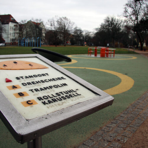 Braille-Beschriftungen an einem barrierefreien Spielplatz in Erfurt
