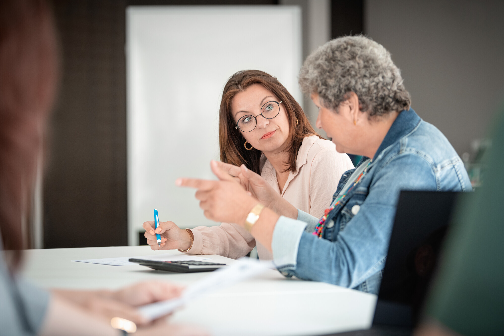 Eine Kollegin von ThEx Enterprise berät eine Gründungsinteressierte.