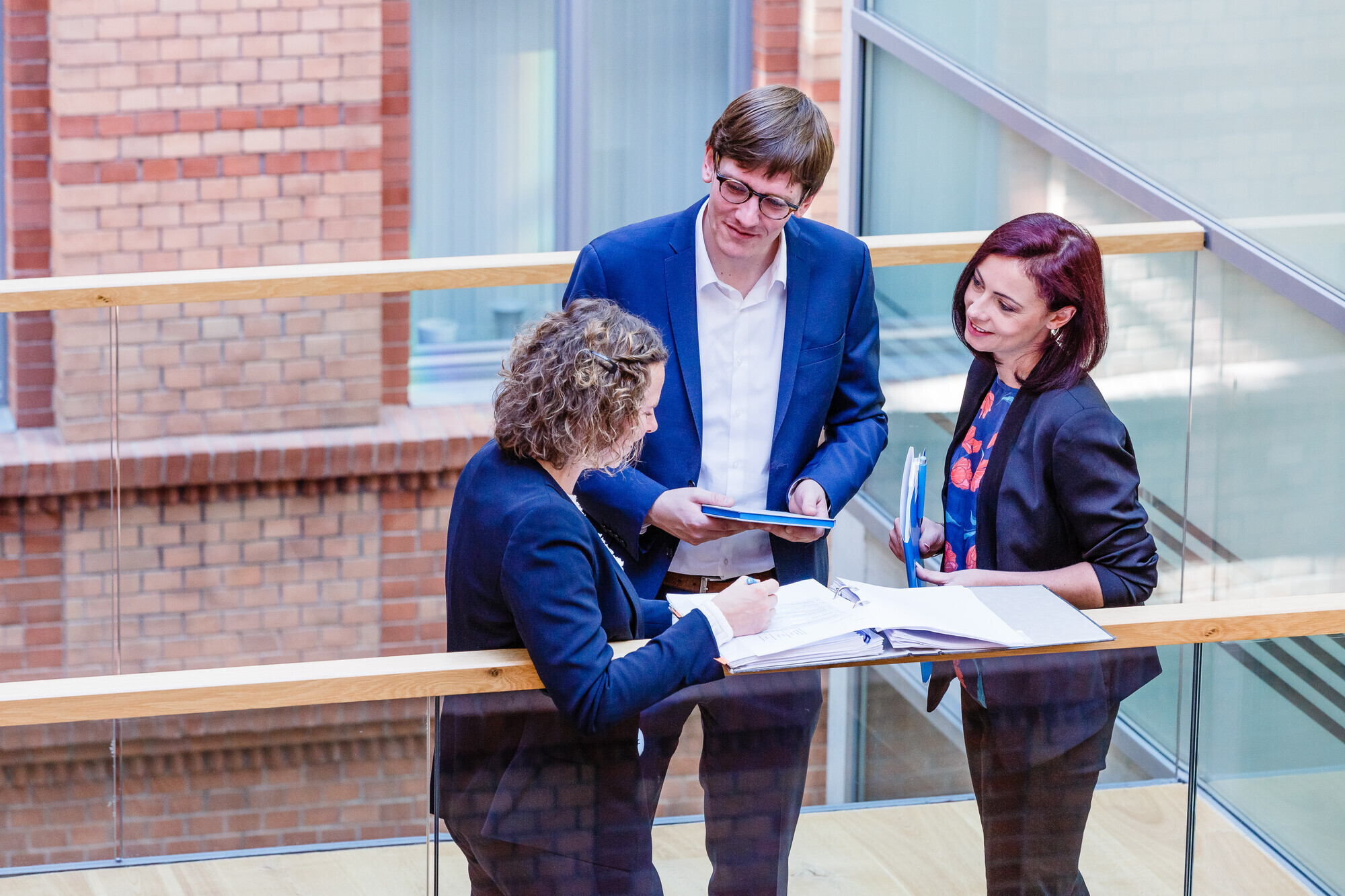 drei Mitarbeitende der TAB in einer Beratungssituation