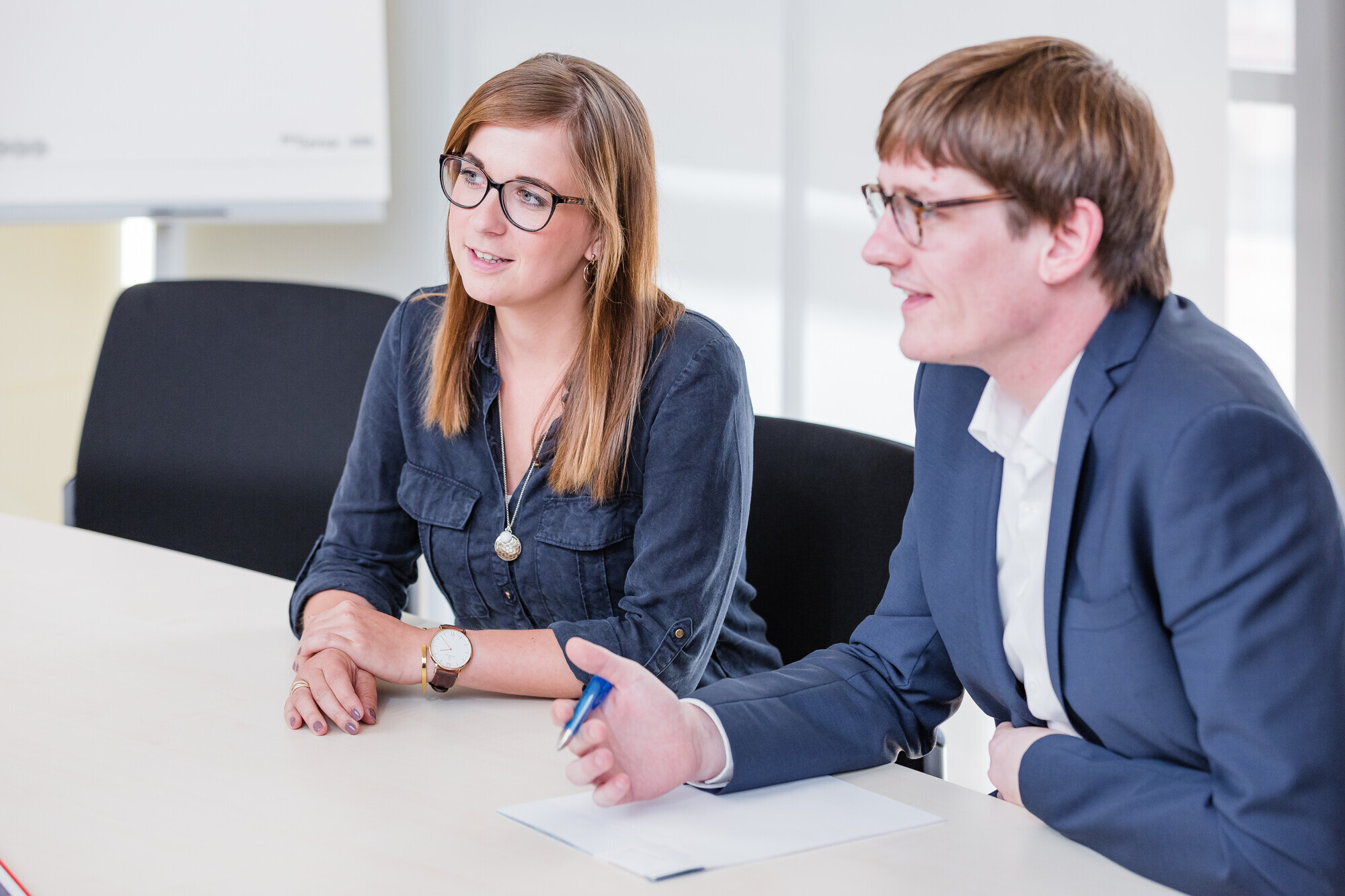 zwei Mitarbeitende der TAB in einer Beratungssituation