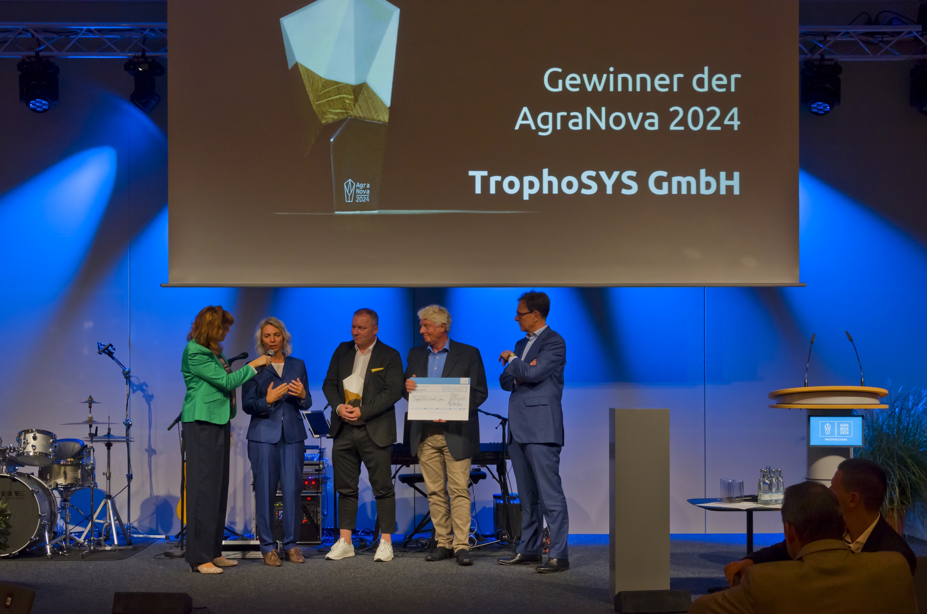 Die Firma Trophosys aus Jena für ein weltweit neuartiges Verfahren in der Nutztierzucht zur Verbesserung von Tierwohl, Ressourcen- und Klimaschutz. Damit gewann das Unternehmen den AgraNova-Preis 2024.