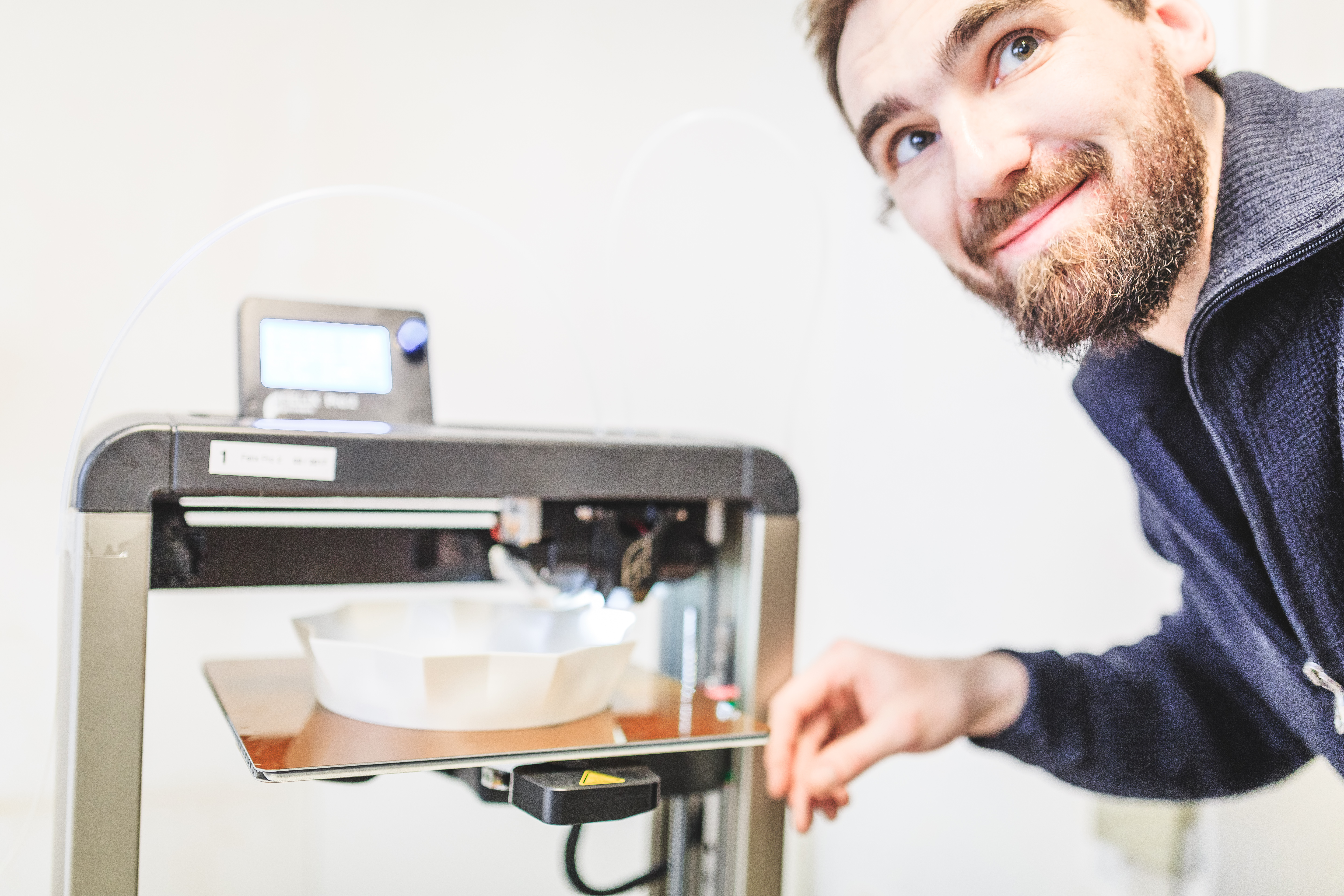 Ein junger Unternehmer am 3D-Drucker