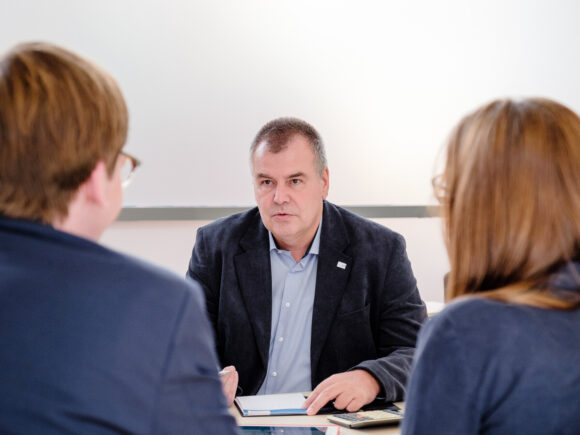 Mitarbeitende der TAB in einer Beratungssituation