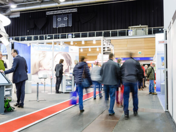 Messestand mit Menschen