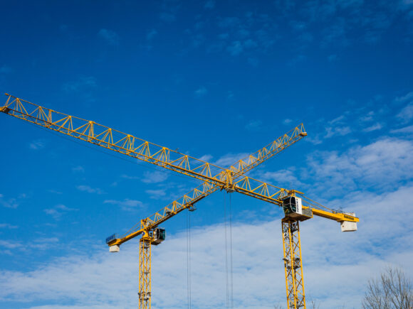 Zwei Kräne vor blauem Himmel