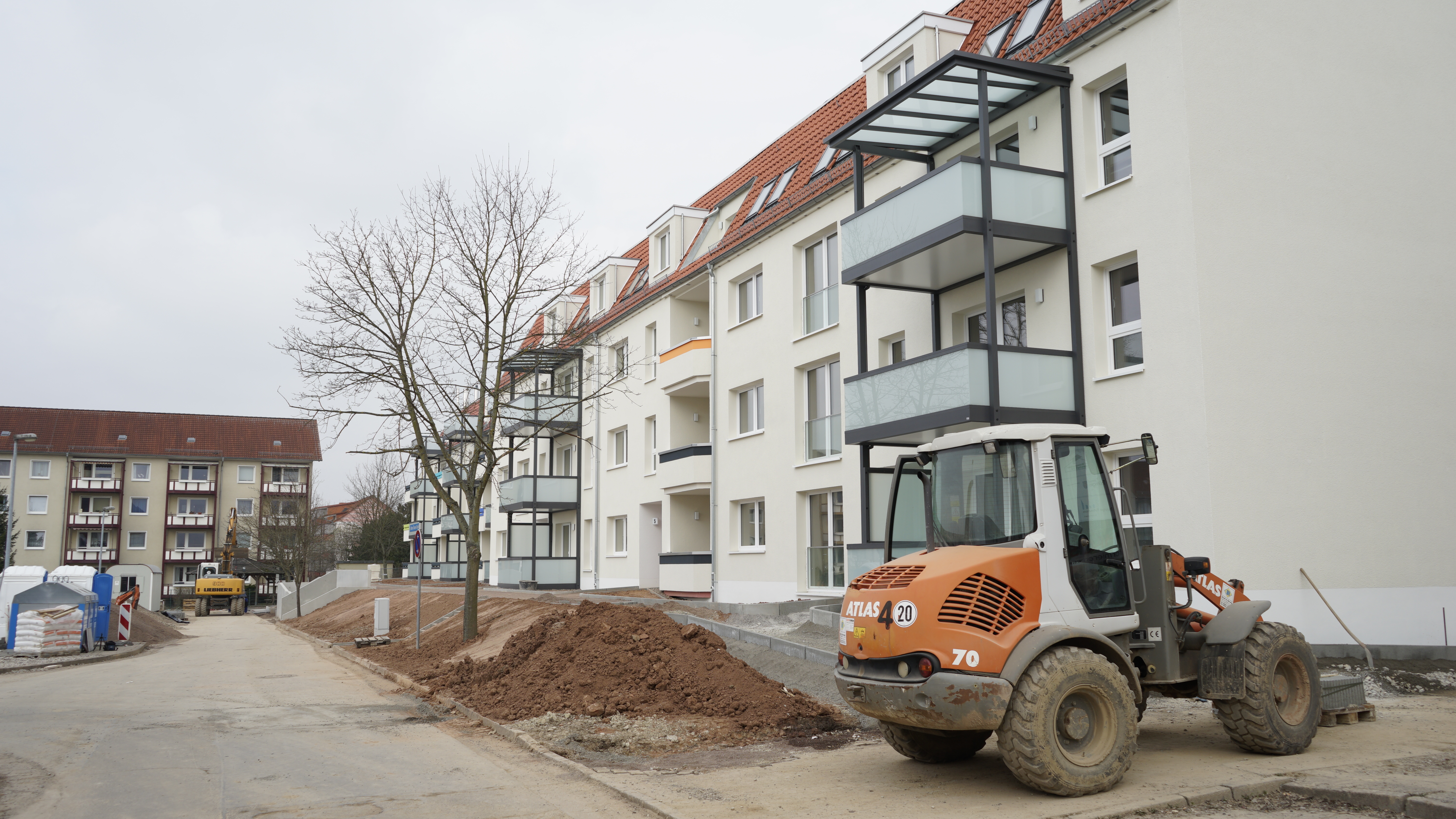Eine Baustelle in einer Wohnanlage in Thüringen. Hier finden gerade Sanierungsarbeiten statt.