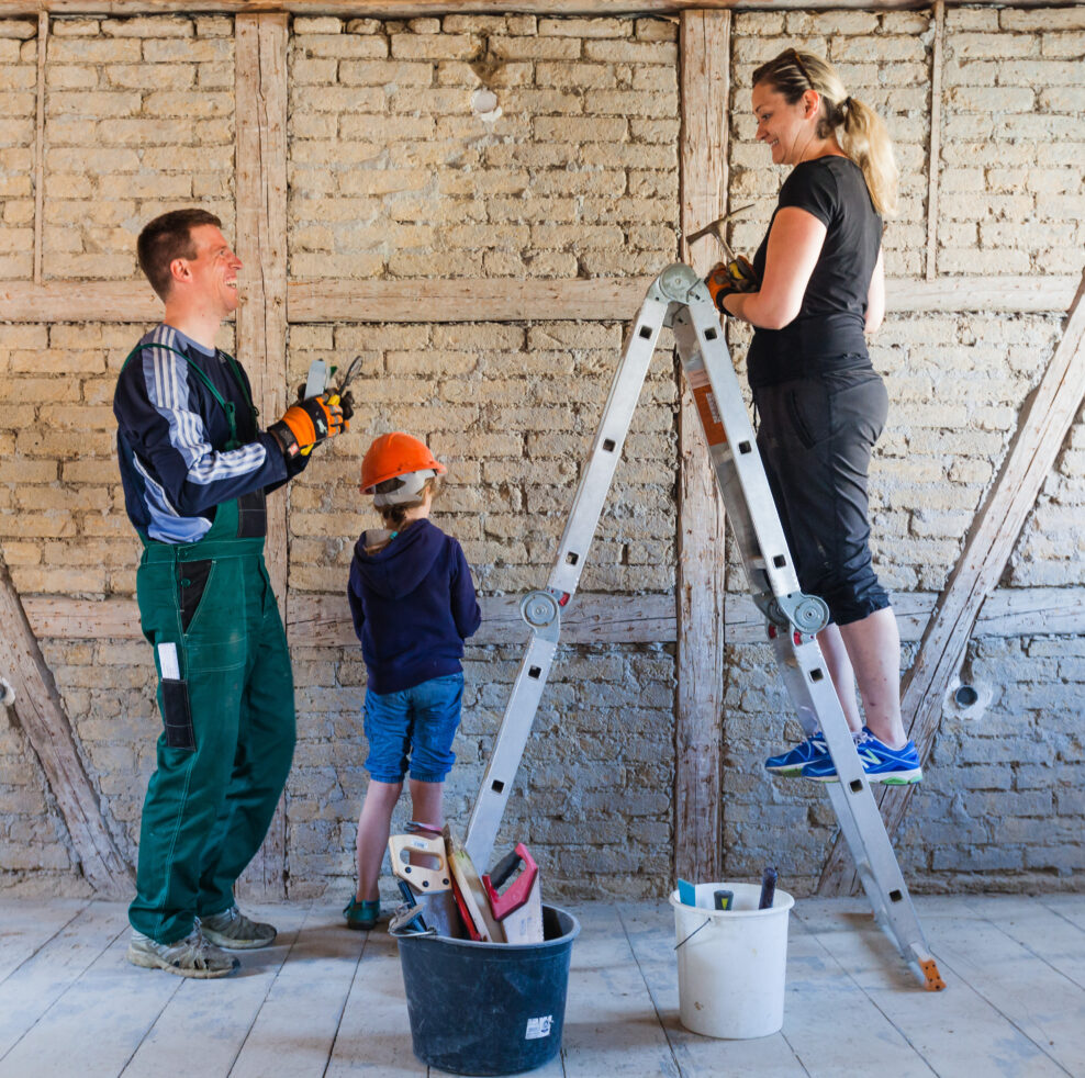 Familie saniert das Eigenheim.