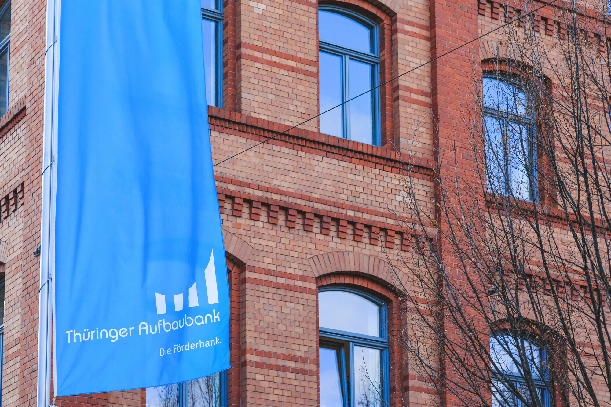 TAB-Gebäude mit Fahne