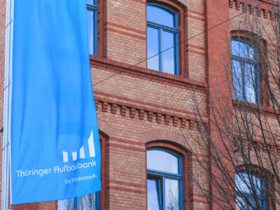 TAB-Gebäude mit Fahne