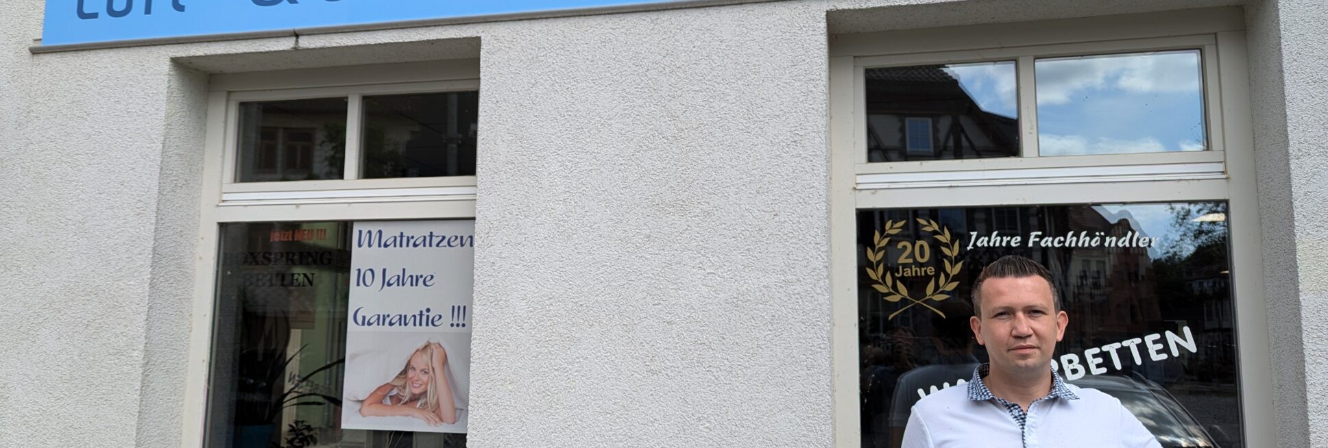 Toni Weißbrodt steht vor seinem Bettenfachmarkt in Meiningen.
