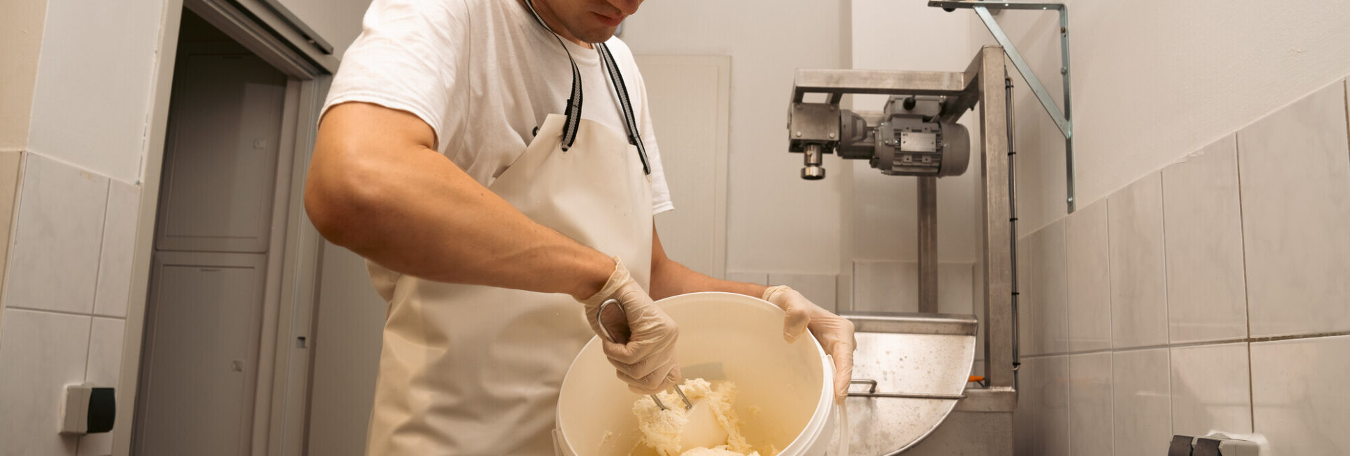 Bio-Milch kann mehr: Thüringer Käser bei der Arbeit.