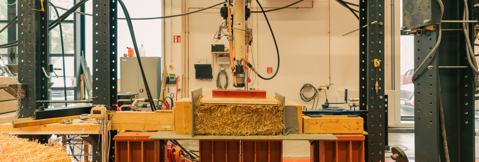 Strohballenprodukte werden in Form gebracht.