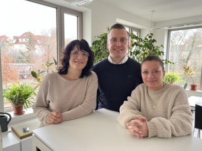 Benedikt Nitsche mit Anja Töpfer (li.) und Stefanie Voß, Gründungsbegleiterinnen bei ThEx Enterprise, im Podcast.