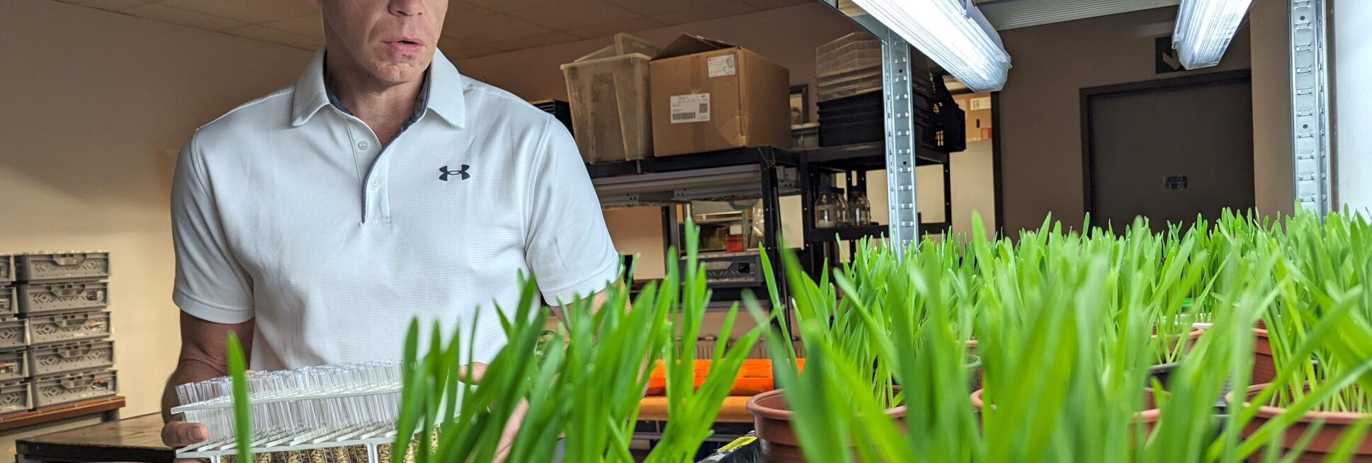 Daniel Zänder, Geschäftsführer bei Jena Bios, im Labor.