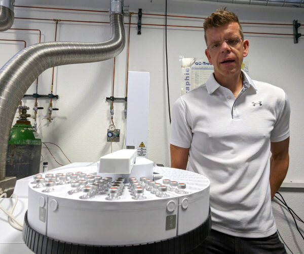 Geschäftsführer Daniel Zänder im Labor von Jena Bios